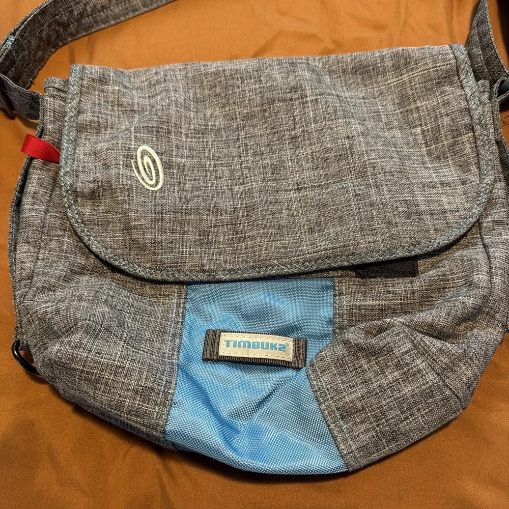 Timbuk2 Heathered Grey And Blue Sling Messenger Bag!